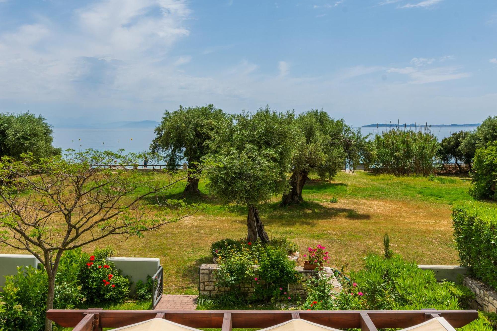 Barbati Seafront Luxury Suites エクステリア 写真